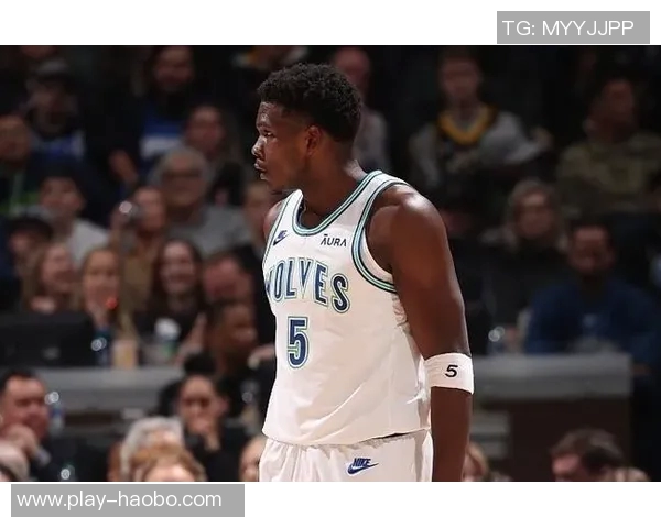 爱德华兹表现平平17投6中仅得17分贡献3篮板1断1帽令人失望